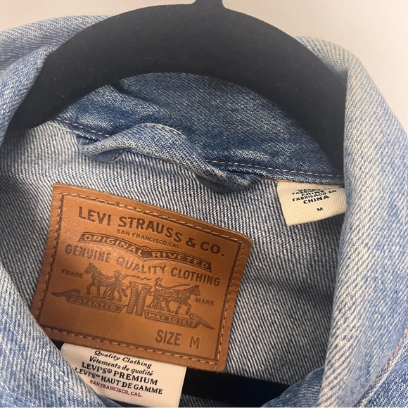 Levi’s Strauss denim jacket medium wash - Picture 2 of 4